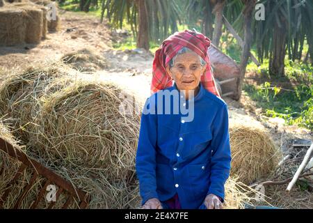 Binh Thanh Commune, Tuy Phong District, Provinz Binh Thuan, Vietnam - 15. Januar 2021: Porträt einer älteren Cham ethnischen Frau in Tuy Phong Distric Stockfoto