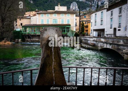 Brunnen in fontaine de vaucluse mit Dorf im Hintergrund ; provence frankreich . Stockfoto