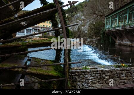 Wasserrad in fontaine de vaulcuse , mit dem Fluss sorgue im Hintergrund , provence Frankreich. Stockfoto