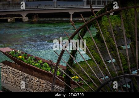 Wasserrad in fontaine de vaulcuse , mit dem Fluss sorgue im Hintergrund , provence Frankreich. Stockfoto