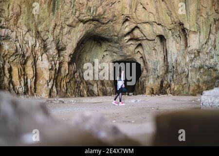 Reisende Mädchen Exploration famos Ort einer devetashka Höhle in der Nähe von lovech Stockfoto