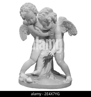 Zwei weiße Engelsfiguren isoliert auf weißem Hintergrund. Cupids Skulptur. Steinstatue von jungen Cherubs Stockfoto