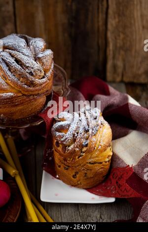 Osterkuchen Kraffin. Kraffine mit Rosinen, kandierten Früchten und Mohn, mit Puderzucker bestreut. Nahaufnahme von hausgemachtem Kuchen. Cruffin. Stockfoto