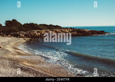 Landschaft des Meeres rund um den Naturpark Serra d'Irta unter dem Sonnenlicht in Castellon, Spanien Stockfoto