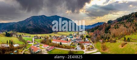 Luftaufnahme, Benediktinerabtei Kloster Ettal, Ettal, Oberammergau, Region Garmisch-Partenkirchen, Oberbayern, Bayern, Deutschland, Europa Stockfoto