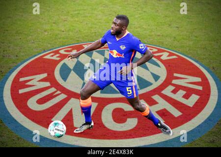 FOTOMONTAGE: FC Bayern: Angeblicher Kontakt zwischen Hansi Flick und Dayot Upamecano wegen des Umzugs zum FC Bayern München. Dayot UPAMECANO (L) im Einsatz mit Ball; Fußball 1. Bundesliga, 18. Spieltag, FSV FSV FSV Mainz 05 (MZ) - RB Leipzig (L) 3: 2, am 23. Januar 2021 in Mainz/Deutschland. Die DFL-Vorschriften verbieten die Verwendung von Fotos als Bildsequenzen und/oder quasi-Video weltweit Stockfoto