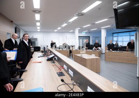 Dresden, Deutschland. Januar 2021. Hans Schlüter-Staaten (2. V.l.), Vorsitzender des Oberlandesgerichts, steht zu Beginn des Prozesses im Hörsaal des Oberlandesgerichts (OLG) vor den Angeklagten. Im Prozess gegen insgesamt vier mutmaßliche Unterstützer der rechtsextremen "Freital-Gruppe" sollen die Bitten am 25. Januar 2021 beginnen. Kredit: Sebastian Kahnert/dpa-Zentralbild/dpa - ACHTUNG: Angeklagte wurden auf der Leitung des Anwalts pixeliert./dpa/Alamy Live News Stockfoto