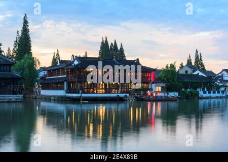 Haus mit Reflexionen in Zhujiajiao Wasserstadt in China Stockfoto