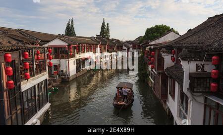 Boot in einem Kanal in Zhujiajiao Wasser Stadt in China Stockfoto