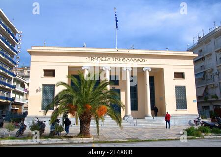 VOLOS, GRIECHENLAND - Jan 24, 2021: Griechenland, Volos Stadt, Bank von Griechenland, am Meer am Morgen, Schnappschüsse des täglichen Lebens, öffentliche Gebäude, Universität, monu Stockfoto