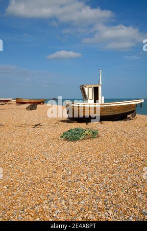 Boote auf dem steilen Kies Strand Walmer, in der Nähe von Deal auf der Küste von kent Stockfoto