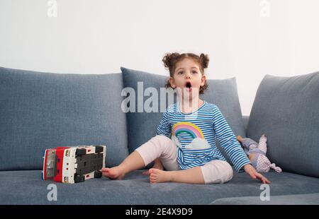 Kleinkind Mädchen spielt mit ihr Spielzeug drinnen Stockfoto