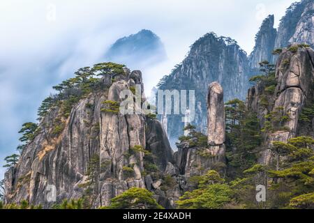 Blick von der erfrischenden Terrasse in Huangshan Berg, bekannt als Gelber Berg, Anhui, China. Stockfoto