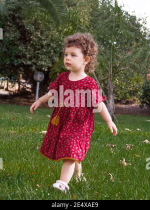 Kleinkind Mädchen spielt im Freien in ihrem Garten Stockfoto