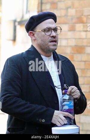 Der Sänger will Young kommt am St. Pancras Coroner's Court in London an, um seinen Zwillingsbruder Rupert Young, 41, zu Tode zu suchen, der im August 2020 nach einem Sturz von einer Brücke starb. Bilddatum: Montag, 25. Januar 2021. Stockfoto