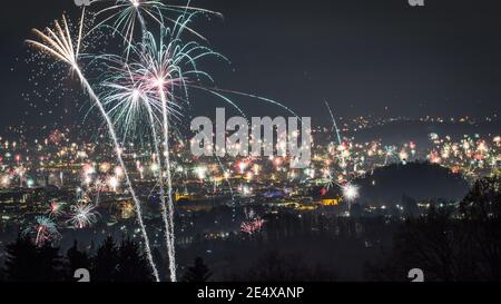 Feuerwerk über Graz, Österreich am Silvesterabend Stockfoto