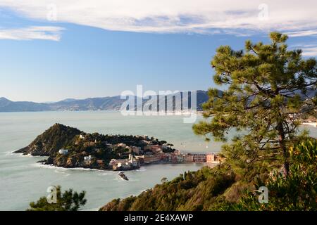 Blick auf das Vorgebirge von Sestri Levante vom Wanderweg Punta Manara. Ligurien. Italien Stockfoto