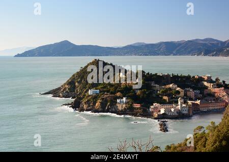 Das Vorgebirge von Sestri Levante vom Wanderweg Punta Manara aus gesehen. Ligurien. Italien Stockfoto