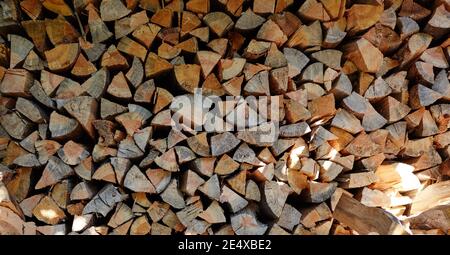 Holzstämme, Bretter, Brennholz. Brennholz für den Winter ernten. Holz für die Möbelherstellung. Textur von Holzwerkstoffen Stockfoto