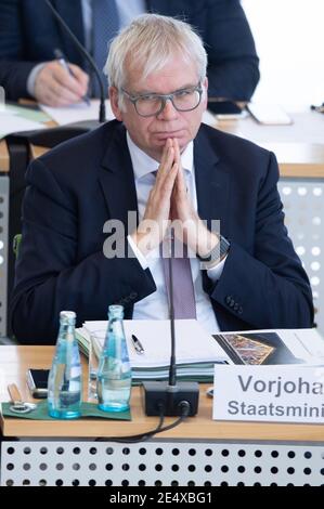 Dresden, Deutschland. Januar 2021. Hartmut Vorjohann (CDU), Sachsens Finanzminister, nimmt an einer öffentlichen Anhörung zum Doppelhaushalt des Freistaates im landtag Teil. Trotz prognostizierter Steuerverluste will die Regierung das Ausgabenniveau sogar etwas auf gut 21 Milliarden Euro pro Jahr erhöhen. Quelle: Sebastian Kahnert/dpa-Zentralbild/dpa/Alamy Live News Stockfoto