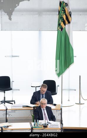 Dresden, Deutschland. Januar 2021. Hartmut Vorjohann (unten CDU), Sachsens Finanzminister, nimmt an einer öffentlichen Anhörung im landtag zum Doppelhaushalt des Freistaates Teil. Trotz prognostizierter Steuerdefizite will die Regierung das Ausgabenniveau tatsächlich etwas auf gut 21 Milliarden Euro pro Jahr erhöhen. Quelle: Sebastian Kahnert/dpa-Zentralbild/dpa/Alamy Live News Stockfoto