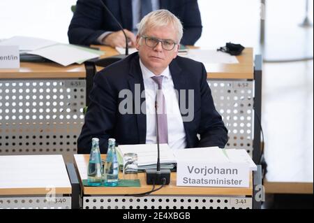 Dresden, Deutschland. Januar 2021. Hartmut Vorjohann (CDU), Sachsens Finanzminister, nimmt an einer öffentlichen Anhörung zum Doppelhaushalt des Freistaates im landtag Teil. Trotz prognostizierter Steuerverluste will die Regierung das Ausgabenniveau sogar etwas auf gut 21 Milliarden Euro pro Jahr erhöhen. Quelle: Sebastian Kahnert/dpa-Zentralbild/dpa/Alamy Live News Stockfoto