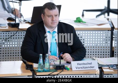 Dresden, Deutschland. Januar 2021. Holger Hentschel (AfD), Vorsitzender des Haushalts- und Finanzausschusses, nimmt an einer öffentlichen Anhörung zum Doppelhaushalt für den Freistaat im Landtag Teil. Trotz prognostizierter Steuerverluste will die Regierung das Ausgabenniveau sogar leicht auf gut 21 Milliarden Euro pro Jahr erhöhen. Quelle: Sebastian Kahnert/dpa-Zentralbild/dpa/Alamy Live News Stockfoto