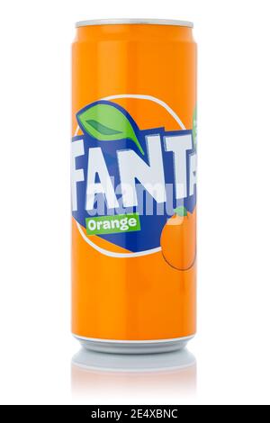 Stuttgart, Deutschland - 11. Januar 2021: Fanta Orangenlimonade Softdrink in Dose isoliert auf weißem Hintergrund in Stuttgart in Deutschland. Stockfoto