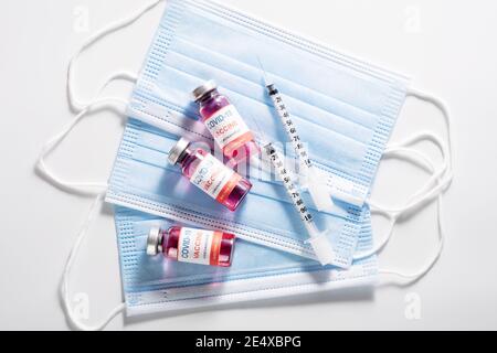 Impffläschchen aus Glas und Spritze zur Impfung gegen COVID-19 Stockfoto