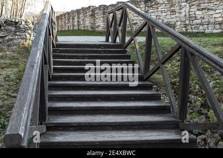 Alte Holztreppe nach oben, rustikale Treppe mit Stufen und Holzgeländer, hausgemachte Konstruktion Stockfoto