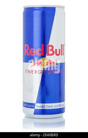 Stuttgart, 15. Januar 2021: Red Bull Energy Drink Limonade Softdrink in Dose isoliert auf weißem Hintergrund in Stuttgart. Stockfoto