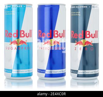 Stuttgart, 15. Januar 2021: Red Bull Energy Drinks Produkte Limonade Softdrink in Dosen isoliert auf weißem Hintergrund in Stuttgart in Germ Stockfoto