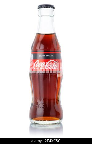 Stuttgart, Deutschland - 8. Januar 2021: Coca Cola Coca-Cola Coke Zero Sugar Limonade Softdrinkflasche isoliert auf weißem Hintergrund in Stuttgart in Ge Stockfoto