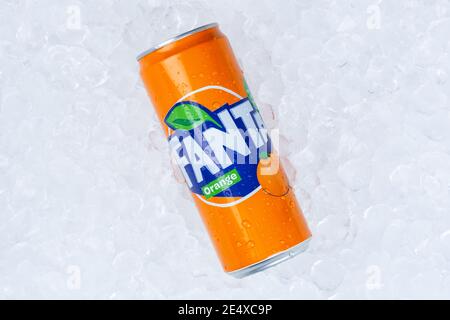 Stuttgart, Deutschland - 17. Januar 2021: Fanta Orangenlimonade Softdrink in Dose Eiswürfel in Stuttgart in Deutschland. Stockfoto