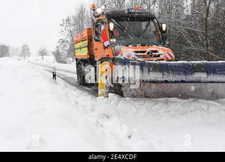 25. Januar 2021, Baden-Württemberg, Wangen im Allgäu: Ein Schneepflug räumt auf einer Landstraße in Karsee, einem Vorort von Wangen im Allgäu, den Schnee. Über Nacht hat es im Allgäu wieder angefangen zu schneien. Foto: Felix Kästle/dpa Stockfoto