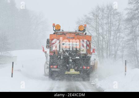 25. Januar 2021, Baden-Württemberg, Wangen im Allgäu: Ein Schneepflug räumt auf einer Landstraße in Karsee, einem Vorort von Wangen im Allgäu, den Schnee. Über Nacht hat es im Allgäu wieder angefangen zu schneien. Foto: Felix Kästle/dpa Stockfoto