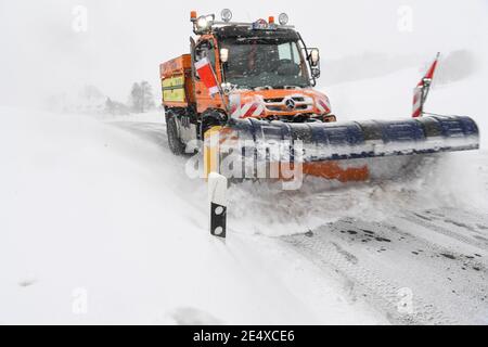 25. Januar 2021, Baden-Württemberg, Wangen im Allgäu: Ein Schneepflug räumt auf einer Landstraße in Karsee, einem Vorort von Wangen im Allgäu, den Schnee. Über Nacht hat es im Allgäu wieder angefangen zu schneien. Foto: Felix Kästle/dpa Stockfoto