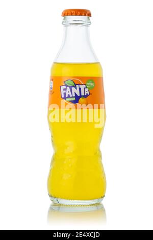 Stuttgart, Deutschland - 8. Januar 2021: Fanta Orangenlimonade Softdrinkflasche isoliert auf weißem Hintergrund in Stuttgart in Deutschland. Stockfoto