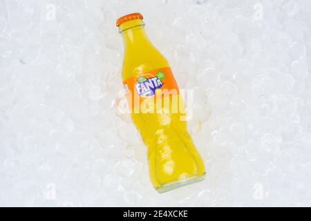 Stuttgart, Deutschland - 17. Januar 2021: Fanta Orangenlimonade Softdrink Flasche Eiswürfel in Stuttgart in Deutschland. Stockfoto