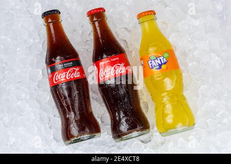 Stuttgart, 17. Januar 2021: Coca Cola Coca-Cola Fanta Sprite Produkte Limonade Softdrink Flasche Eiswürfel in Stuttgart in Deutschland. Stockfoto