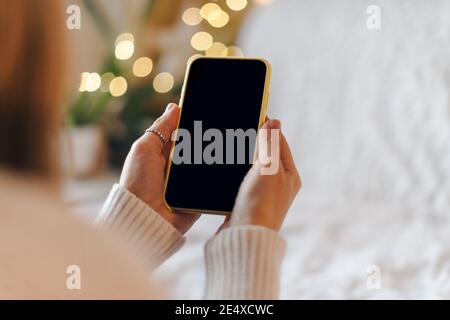 Hände der Frau halten Smartphone mit leerem Bildschirm Stockfoto
