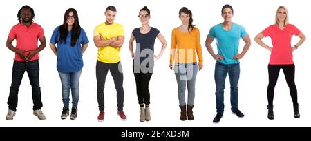 Gruppe von jungen Menschen lächeln glücklich multikulturellen multi ethnischen voll Körper steht in einer Reihe isoliert auf einem weißen Hintergrund Stockfoto