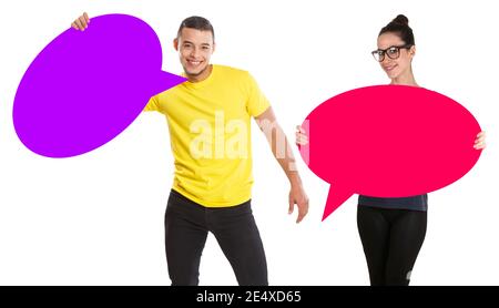 Junge Leute halten leere Sprechblasen mit Copyspace-Kopierraum Isoliert auf weißem Hintergrund Stockfoto