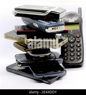 Foto von alten Mobiltelefonen mit einem Philips „Savvy“ (TCD128)-Mobiltelefon, hergestellt von Philips, Frankreich, 1999-2003 Stockfoto