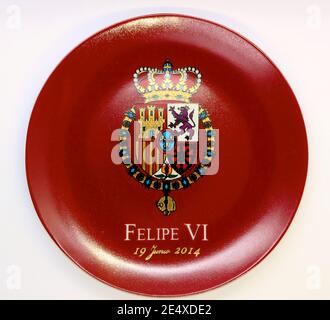 Foto einer Tafel zum Gedenken an die Verkündung des Datums, an dem am 19. Juni 2014 der König von Spanien wurde, mit weißem Hintergrund Stockfoto