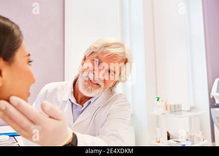 Dermatologe und Patient während einer Untersuchung vor einer Behandlung oder Kosmetische Bedienung Stockfoto