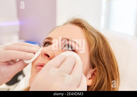 Junge Frau erhält professionelle Hautreinigung bei Kosmetikerin in Dermatologen Büro Stockfoto