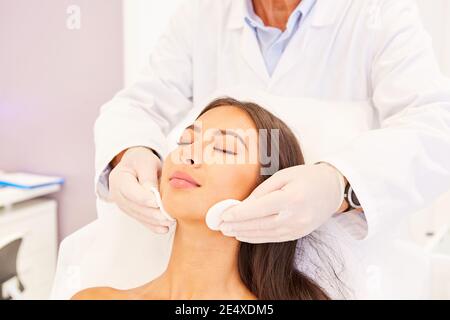 Junge Frau mit professioneller Hautreinigung im Kosmetikstudio Oder im Büro des Dermatologen Stockfoto