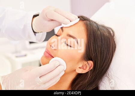 Junge Frau während der professionellen Gesichtsreinigung in kosmetischen Studio oder Hautarztes Büro Stockfoto