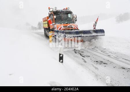 25. Januar 2021, Baden-Württemberg, Wangen im Allgäu: Ein Schneepflug räumt auf einer Landstraße in Karsee, einem Vorort von Wangen im Allgäu, den Schnee. Über Nacht hat es im Allgäu wieder angefangen zu schneien. Foto: Felix Kästle/dpa Stockfoto